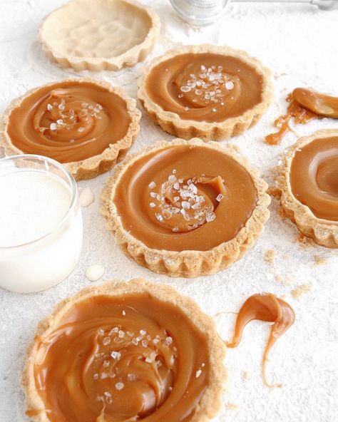 6 Ingredient Salted Caramel Tartlets - The Little Blog Of Vegan Salted Caramel Tartlets, Caramel Tartlets, Butterscotch Tart, Caramel Tart Recipe, Caramel Tarts, Salted Caramel Filling, Vegan Caramel Apple, Salted Caramel Tart, Caramel Apple Cake