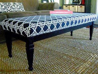 Vintage Junky - Creating Character: How To: Turn a Coffee Table into an Upholstered Bench Old Coffee Tables, Diy Ottoman, Coffee Table Bench, Diy Bench, Furniture Rehab, Diy Coffee Table, Refurbished Furniture, Upholstered Bench, Flipping Furniture