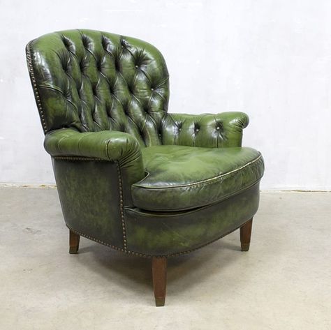 Green Chesterfield, Green Leather Chair, Tan Leather Chair, Best Leather Sofa, Retro Armchair, Grey Bar, Small Accent Chairs, Old Chairs, Round Chair