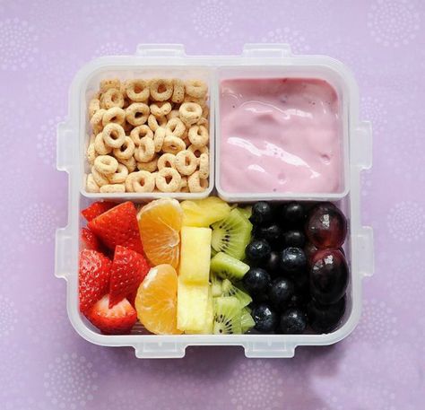 Use fruit, yogurt and cereal to make this healthy snack. Bento Box Recipes, Resep Salad, Resep Diet, Healthy School Lunches, Idee Pasto Sano, Lunch Snacks, Toddler Meals, Kids Snacks, Kids Lunch