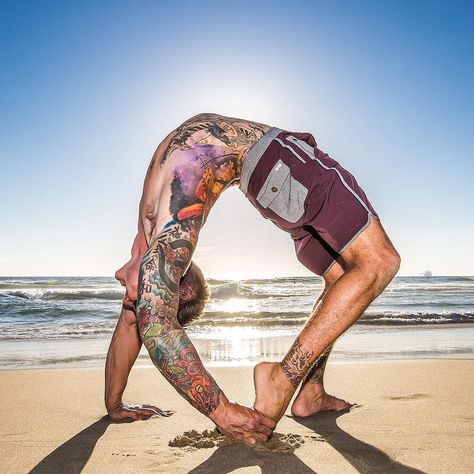 yoga inspiration Men Exercising, Dylan Werner, Yoga Contortion, People Doing Yoga, Men Doing Yoga, Flexible Yoga, Body Laser, Yoga On The Beach, Yoga Man