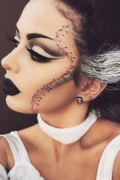 Here are 73 killer Halloween makeup ideas that require just your cosmetic stash and a little patience. Fantasy Make-up, Halloween Make-up Looks, Halloweenský Makeup, Creepy Halloween Makeup, Halloween Makeup Diy, Halloween Makeup Pretty, Pretty Halloween, Theatrical Makeup, Braut Make-up