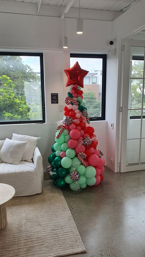 Cocomelon Christmas, Balloon Christmas Tree, Balloon Christmas, Christmas Balloon Decorations, Christmas Backdrop, Christmas Balloons, Making Stuff, Christmas Backdrops, Balloon Decor