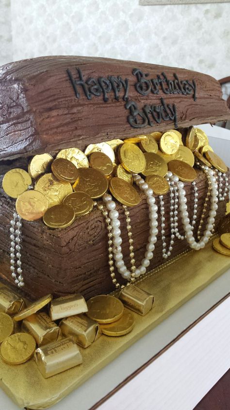 Treasure chest cake buttercream Treasure Chest Birthday Cake, Treasure Cake, Treasure Chest Cake, Pirate Cakes, Pirate Birthday Cake, Golden Birthday Cakes, Cakes Chocolate, Pirate Decor, Casino Party Foods