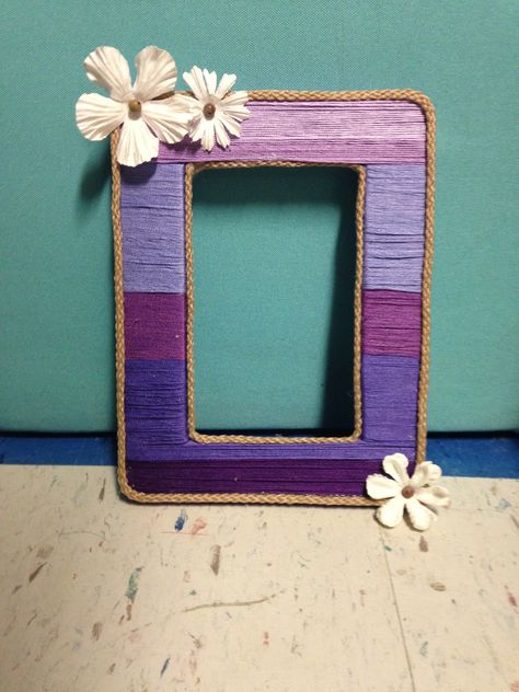 Picture frame decorated with yarn! Yarn Picture Frame, Decorated Picture Frames, Picture Frame Crafts, Diy Photo Frames, Country Fair, Picture Frame Decor, Make Photo, Frame Crafts, Craft Fair