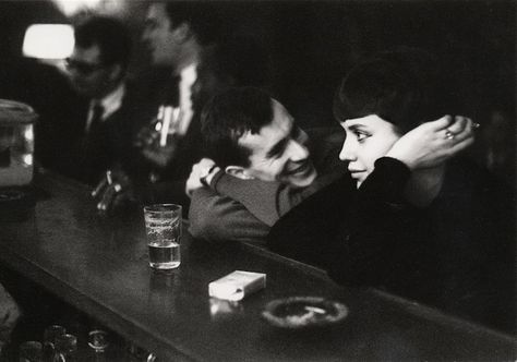 Paul Almasy's romantic portraits reveal a sense of life that Parisians in the mid-20th century lived—one filled with simple, daily pleasures Thomas Carlyle, Black And White Photograph, Night Pictures, Foto Art, White Picture, Black And White Pictures, White Photo, Two People, Photojournalism