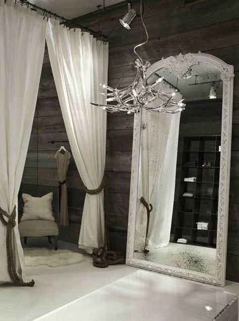 22 Spectacular Dressing Room Design Ideas and Tips for Walk In Closet Organization Nicole Hollis, Concept Stores, Photographing Jewelry, Boutique Inspiration, Shop Displays, Design Window, Boutique Display, Retail Displays, Boutique Decor