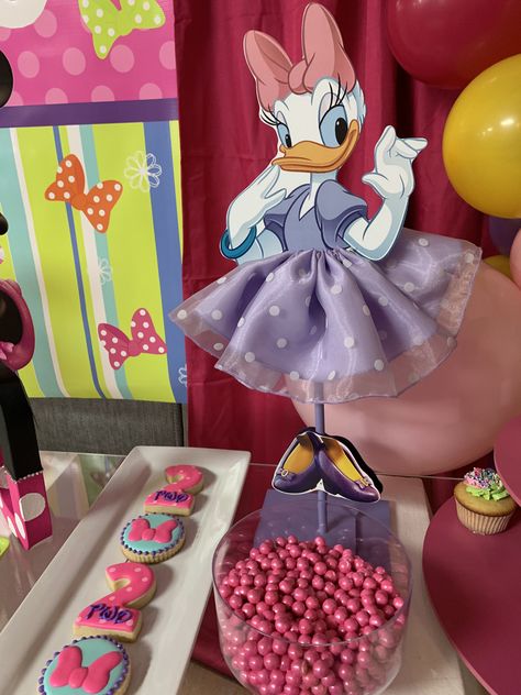 Daisy Duck Birthday Party Ideas 1st, Minnie’s Boutique Party, Minnie Mouse Bowtique Birthday, Daisy Duck Birthday, Daisy Duck Party, Minnie Y Daisy, Minnie Boutique, Mickey Mouse Themed Birthday Party, Daisy Baby Shower