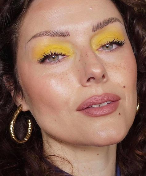 Get Into Spring Mood With These Bright Eyeshadow Makeup Looks Candyland Makeup, Blue Eyeshadow For Brown Eyes, Monochromatic Makeup Looks, Eyeshadow Makeup Looks, Fun Makeup Ideas, Katie Jane Hughes, Summer Eyeshadow, Monochromatic Makeup, Looks Festival