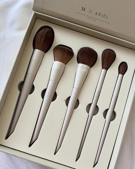 new in 💁🏼‍♀️ Morphe x Ariel signature face 5-piece face brush set @morphebrushes @makeupbyariel #morphebabe #morphebrushes #makeupbrushes #birthdaypresent #meccaaustralia Morphe Face Brushes, Morphe X Ariel Brushes, Makeup Brush Set Aesthetic, Ariel Signature, Brand Collage, Face Brush Set, Morphe Brushes, Face Brush, Beauty Room