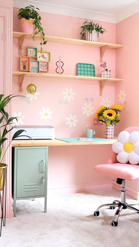 Pink office Colorful Office Space, Bureau D'art, Pink Home Office, Big Girl Bedrooms, Pink Office, Kids Bedroom Designs, Pastel House, Interiors Inspiration, Cactus Pot