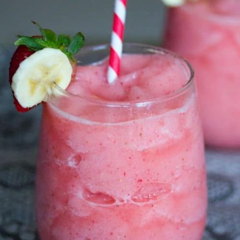 Strawberry Banana Daiquiri -- Stop everything you're doing and sit in the sun and relax with this strawberry banana daiquiri. You can use a mixer to make this frozen summer cocktail or a light rum and some sugar instead | wearenotmartha.com Banana Daiquiri, Daiquiri Recipe, Hey Bartender, Strawberry Daiquiri, Alcohol Drinks, Drink Ideas, Adult Beverages, Bacardi, Frozen Drinks