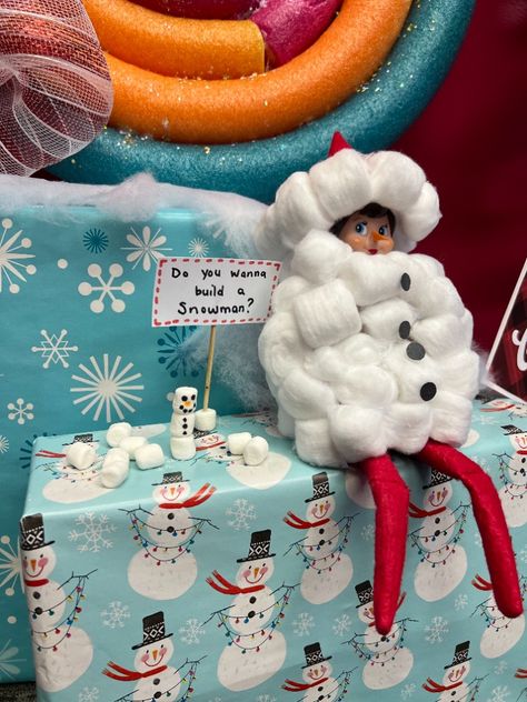 With some marshmallows and cotton balls, your Elf can build a snowman! Elf On Shelf Cotton Balls, Elf Cotton Balls, Elf Snowman, Wanna Build A Snowman, Snow Elf, Elf Shelf, Awesome Elf On The Shelf Ideas, Elf Activities, Elf Fun