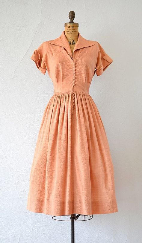 Victory Garden - A 1940s Fashion Album - Album on Imgur Peach Silk Dress, Vintage Fashion 1950s, Robes Vintage, Sisters Dress, Fashion 1950s, Vintage 1950s Dresses, 40s Fashion, Vintage Inspired Outfits, Vintage Clothing Online