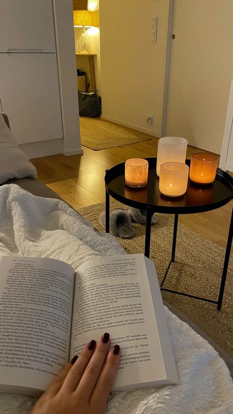 Reading Cosy Aesthetic, Relax Astethic, Evening Reading Aesthetic, Evening Routine Aesthetic Photo, Slow Evening Aesthetic, Night Time Reading Aesthetic, Night In Aesthetic Cozy, Night Self Care Aesthetic, Cozy Night Routine Aesthetic