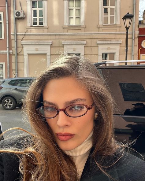 Miumiu Glasses Frames, Old Money Glasses Woman, Oval Glasses Aesthetic, Eyeglasses Outfit, Blue Light Glasses Aesthetic, Hairstyles For Glasses Wearers, Heart Shaped Face Glasses, Round Face Glasses Frames, Poser Girl