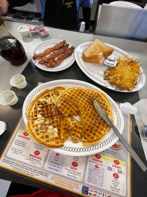 Eggo Waffles Aesthetic, Waffle House Food, Waffle House Aesthetic, Waffles Aesthetic, Breakfast Brunch Party, Food For Special Event, Waffle House, Food Spot, Food Babe