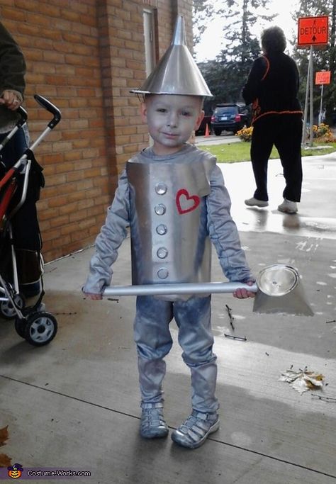 Tin Man DIY Halloween Costume Tin Man Halloween, Tin Man Costume, 2010 Halloween, Funny Group Halloween Costumes, Tin Man Costumes, Halloween 2010, Halloween Infantil, Best Friend Halloween Costumes, Baby Kostüm