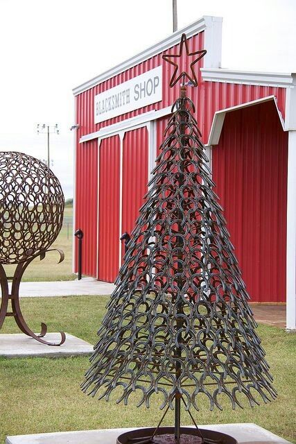 Horseshoe Christmas tree Horseshoe Christmas Tree, Horseshoe Projects, Horseshoe Decor, Horseshoe Crafts, Welding Art Projects, Diy Welding, Horse Crafts, Metal Christmas Tree, Horseshoe Art