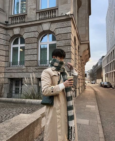 Outfits With White Scarf, Brown Scarf Outfit, Male Scarf, Scarf Outfit Men, Scarf Aesthetic, Korean Winter Outfits, Crochet Scarf For Beginners, Moodboard Fashion, Fashion Outfits Men