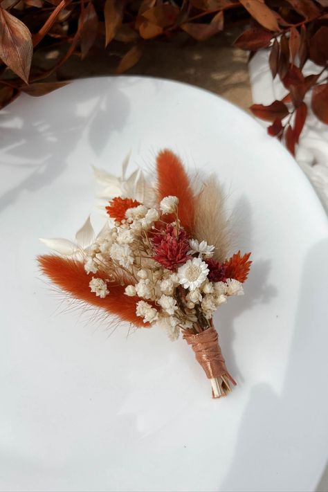 Dried flower boutonniere for Rustic Terracotta Wedding ceremony. Terracotta Groom, Terracotta Wedding Ceremony, Rustic Terracotta Wedding, Corsage Design, Dried Flower Boutonniere, Groom Buttonhole, Groom Buttonholes, Burnt Orange Wedding, Burnt Orange Weddings