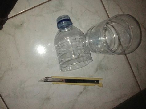 Pot tanaman hidroponik murah meriah.. Cuma botol bekas juga banyak manfaatnya gan, let check this out... Only cut it . .. and taraaa.... Pot Tanaman, Cut It, Plastic Water Bottle, Water Bottle, Drinks, Quick Saves