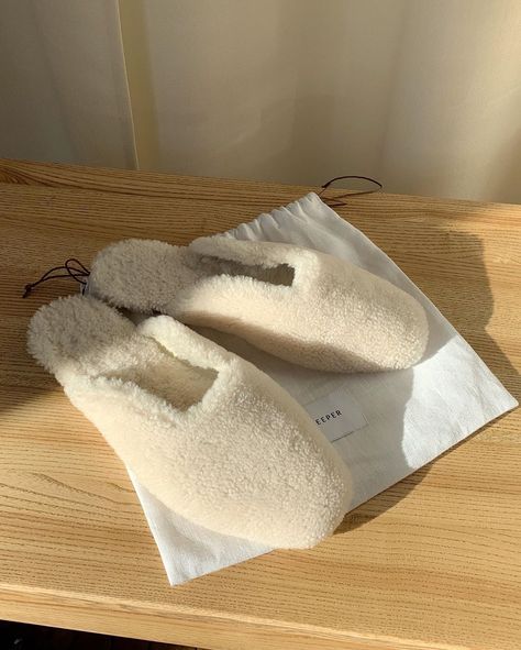 Loungewear Aesthetic, Elegant Slippers, Fantasy Football League, Diy Textiles, Luxury Loungewear, Cute Slippers, Shearling Slippers, Hand Embroidery Videos, Embroidery Videos