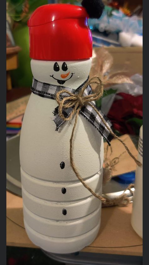 2 Liter Bottle Snowman, Coffee Creamer Snowman Craft, Crafts With Coffee Creamer Bottles, Coffee Creamer Container Crafts, Coffee Creamer Bottle Crafts, Coffee Creamer Bottles, Candy Jars Diy, Container Crafts, Creamer Bottles