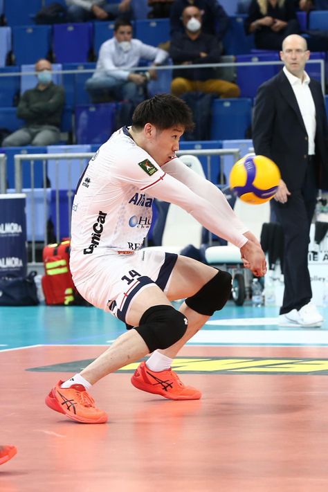 Volleyball Receive, Sports Poses, Ishikawa Yuki, Yuki Ishikawa, Japan Volleyball, Japan Volleyball Team, Volleyball Poses, Volleyball Knee Pads, Ryujin Nippon