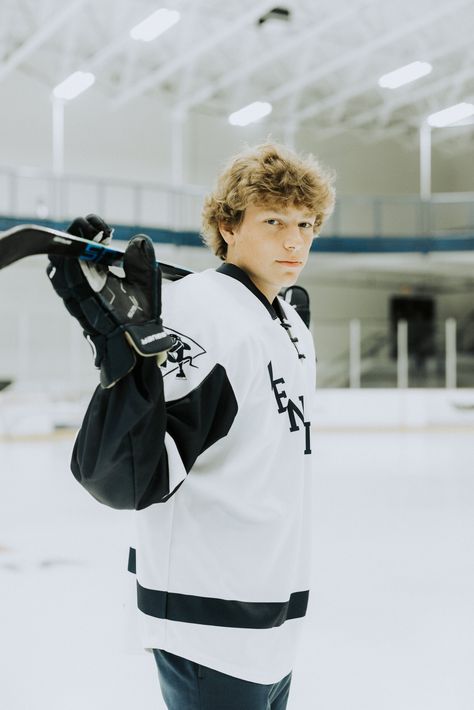 Boys hockey senior photos Ice Hockey Photoshoot, Blonde Hockey Boy, Hockey Pictures Ideas Kids, Hockey Portrait Poses, Hockey Poses Photo Ideas, Hockey Boys Teen, Hockey Senior Pics, Ice Hockey Senior Pictures, Hockey Photography Poses