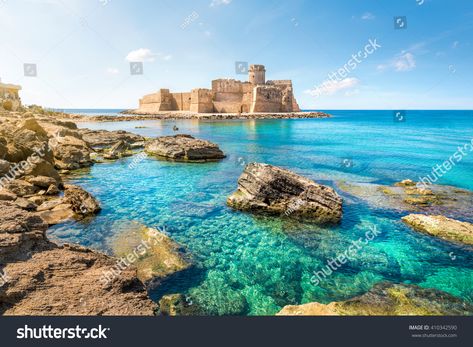 Le Castella at Capo Rizzuto, Calabria, Italy Filmy Vintage, Calabria Italy, Visit Italy, Crystal Blue, Italy Vacation, Calabria, Places Around The World, Puglia, Blue Water