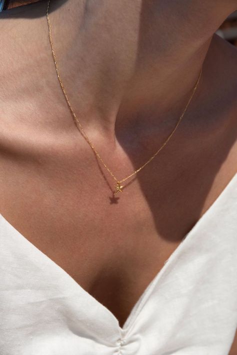 ÉTOILE necklace. Simplistic Jewelry, Jewelry Necklace Simple, Dainty Gold Jewelry, Preppy Jewelry, Fancy Jewelry Necklace, Pretty Jewelry Necklaces, Starfish Pendant, Golden Chain, Jewelry Accessories Ideas