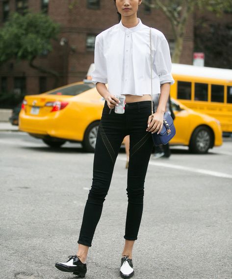 Street Style Stars Are Loving Oxford Shoes! Here's How to Wear Them in Unexpected Ways How To Wear Oxford Shoes, Women Oxford Shoes Outfit, White Oxford Shoes, Oxfords Outfit, Oxford Shoes Outfit, Black And White Shoes, Women Oxford Shoes, Outfit Combinations, Inspired Outfits