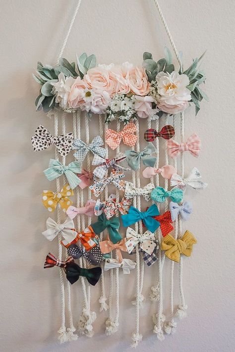 Hair Pin Organizer Diy, Dollar Tree Diy Bow Holder, Diy Hairbow Holder With Ribbon, Homemade Hair Bow Holder, Bow Clip Organizer, Ribbon Bow Holder, Bow Organization Diy, Toddler Bow Organization, Homemade Bow Holder