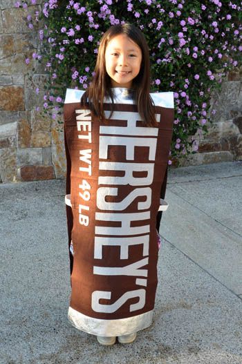 hershey's chocolate costume for kids | Hershey’s Bar Halloween Costume | Crafting Girl Diy Chocolate Bars, Diy Candy Bar, Creepy Halloween Costumes, Candy Costumes, Food Costumes, Costumes Diy, Holloween Costume, Black Halloween Dress, Hershey Chocolate