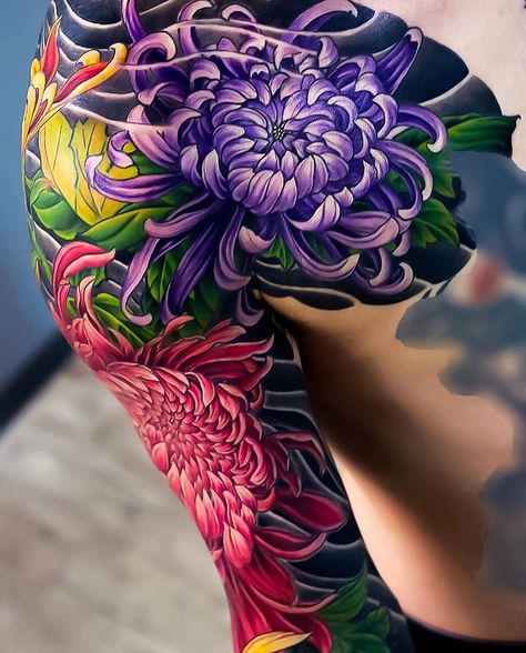 Tattoo Japonais, Gotik Tattoo, Koi Tattoo Sleeve, Bodysuit Tattoos, Mangas Tattoo, 42 Tattoo, Japanese Flower Tattoo, Chrysanthemum Tattoo, Yakuza Tattoo