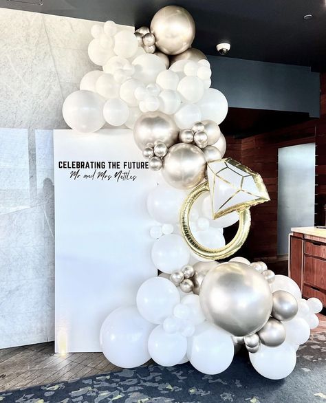 Engagement Backdrops Ideas, Engagement Party Place Setting, Engagement Decorations Balloons, Wedding Decorations With Balloons, Silver And White Engagement Party, Engagement Party Entrance, Wedding Shower Balloons, Bridal Balloon Garland, Engagement Centerpiece Ideas