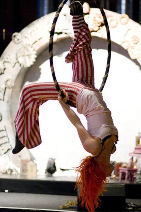 Maggie Lally Creature Poses, Clown Fashion, Pole Dancing Videos, Clown Girl, Circus Outfits, Emilie Autumn, Circus Aesthetic, Circus Sideshow, Dark Circus