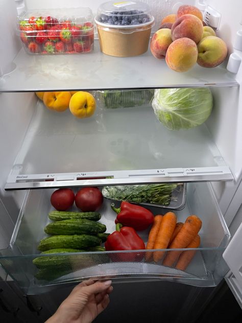 Ed Fridge, Fridge Aesthetic, Fridge Goals, Chic Diet, Dream Fridge, Healthy Fridge, Halo Top, Food Receipt, Fresh Fruits