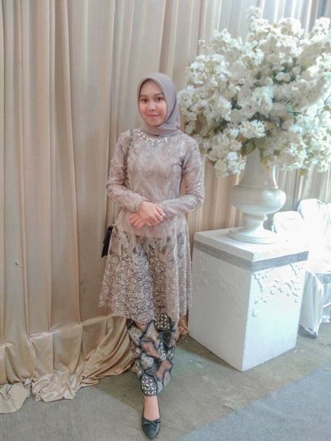 kebaya #kebaya #MUA #wedding #photography #bridesmaid #hijab #pernikahan #wisuda #lamaran Kebaya Tunik Brokat Modern, Kebaya Tunik Brokat, Tunik Brokat, Outfit Ideas Muslim, Kebaya Simple, Simple Elegant Dresses, Mix And Match Outfits Hijab, Brokat Modern, Dress Brokat Modern