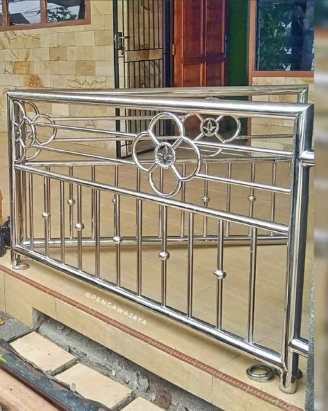 Ss Grill Design For Balcony, Stainless Steel Stair Railing, Steel Stairs Design, درابزين السلم, Steel Stair Railing, Balcony Glass Design, Steel Railing Design, Modern Stair Railing, Staircase Railing Design