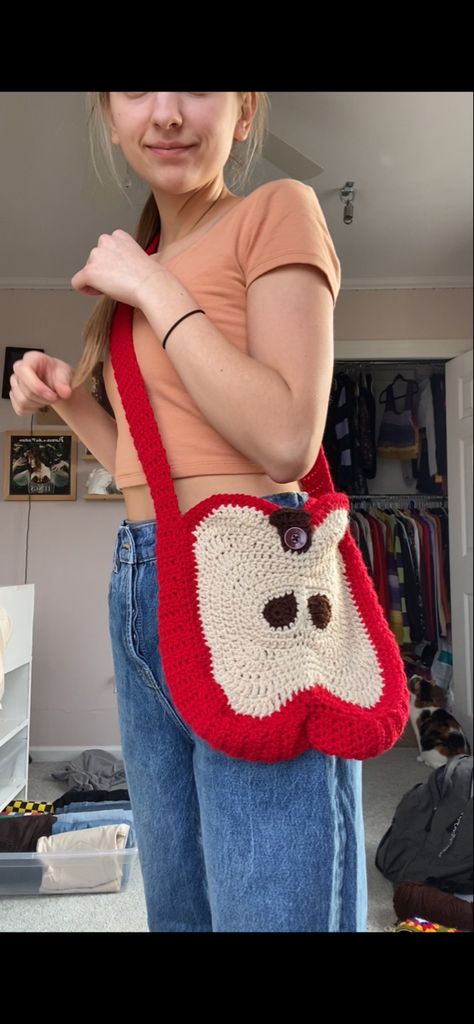 the tutorial will be on my youtube channel! Fun Crochet Bag Patterns, Crochet Apple Bag, Crochet Gift Ideas Quick, Crochet Bag Design, Novelty Crochet, Quirky Crochet, Funky Crochet, I Love Crochet, Apple Bag