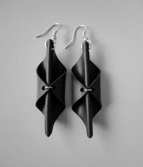 Art Du Cuir, Rubber Earrings, Diy En Cuir, Recycled Earrings, Earrings Punk, Diy Leather Earrings, Leather Jewelry Diy, Leather Jewellery, Diy Jewelry Unique