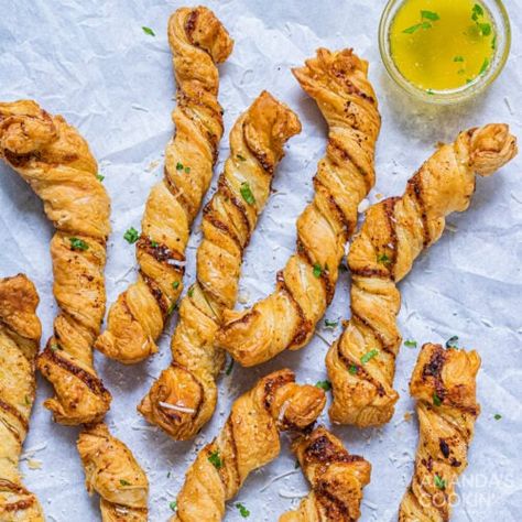 Parmesan Twists, Poulet General Tao, Garlic Twist, Puff Pastry Twists, French Toast Bites, Air Fryer Garlic, Cheese Twists, Smart Oven, Dinner Side