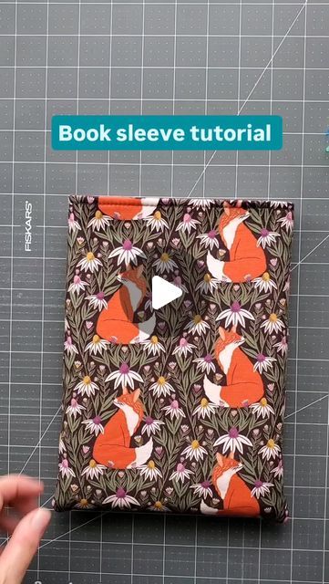 Muriel Corbierre on Instagram: "Finished size: about 7.5" wide by 10" tall (19cm wide by 25.5cm tall). This fits medium books (6"×9") and probably some e-readers.  I used quilting cotton and fusible fleece. Some people use foam interfacing, but I think it's too expensive for a book sleeve but it would be a good idea for an e-reader. I will do another reel this week to show you how to add an elastic and button closure. Cut 2 each of exterior, lining and fusible fleece: 10.5" tall by 8" wide (27cm tall by 20cm wide). Seam allowance is 1/4" (6mm). I have some tentative pocket book fabric dimensions but I need to test them first. Coming up later this week too! Happy sewing!" Fabric Kindle Cover Free Pattern, Book Related Sewing Projects, Book Pouch Sewing Pattern Free, Book Pouch Pattern, Sewing Projects For Book Lovers, Quilted Book Sleeve Pattern, Book Sleeve Pattern Free, Kindle Case Sewing Pattern, Kindle Cover Sewing Pattern