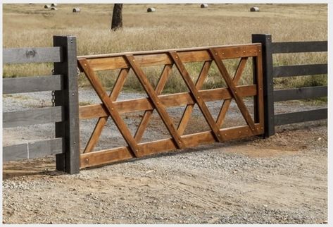 Rustic Yard Fence Ideas, Rustic Gate Entrance, Horse Stall Signs Diy, Decorative Wooden Fence, Ranch Gates Entrance Ideas Wood, Country Driveway Ideas, Country Fences And Gates, Sliding Electric Gates Driveways, Horse Fencing Ideas