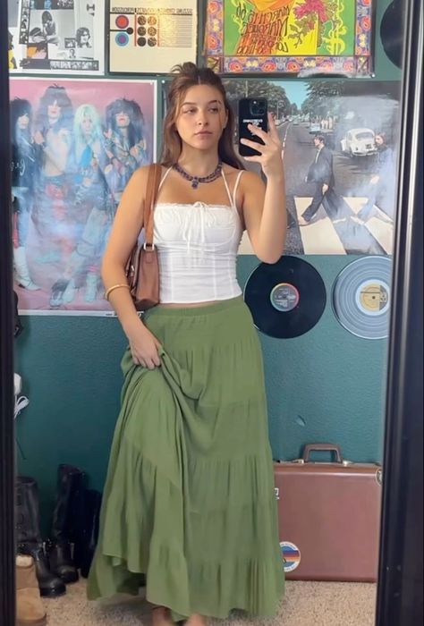 Olive Green Skirt Outfit, Midi Skirt Outfit Aesthetic, Green Skirt Outfit, Eclectic Outfits, Skirt Outfits Aesthetic, Olive Green Skirt, Green Maxi Skirt, Earthy Outfits, Maxi Skirt Outfits