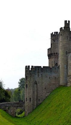 Medieval Warwick Castle in UK British Castles, Warwick Castle, Old Castle, Chateau Medieval, English Castles, Castles In England, Castle Mansion, Castle Ruins, Abandoned Mansions