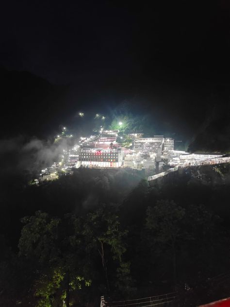 Mata Vaishno Devi Darbaar Veshnodevi Mata Temple, Vaishno Devi Night View, Vaishno Devi Aesthetic, Vaishno Devi Photography, Veshnodevi Mata, Vaishno Devi Temple, Katra Jammu, Vaishno Mata, Bandage On Hand Dpz