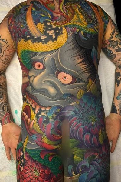 PHOTOS. 20 tatoueurs au style japonais, idées de tatouage japonais - L'Express Styles Japanese Back Tattoo, Sailboat Tattoo, Oni Tattoo, Bum Tattoo, Chrysanthemum Tattoo, Body Suit Tattoo, Style Tattoo, Japan Tattoo, New School Tattoo